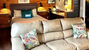 1 bedroom, desk, WiFi (free), bed sheets - Relax & Recharge!Swim/fish/swim/boat in Autumn Lk, SalmonRiverMinsAway-Cottage3 (Altmar)