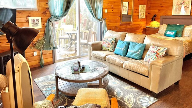 Flat-screen TV, fireplace - Relax & Recharge!Swim/fish/swim/boat in Autumn Lk, SalmonRiverMinsAway-Cottage3 (Altmar)