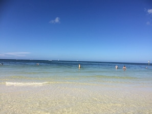 Chaises longues, serviettes de plage