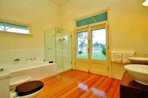 Baignoire, sĂšche-cheveux, bidet, serviettes fournies