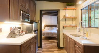 Modern cabin for 4 with views of the red rocks and next to Slide Rock State park