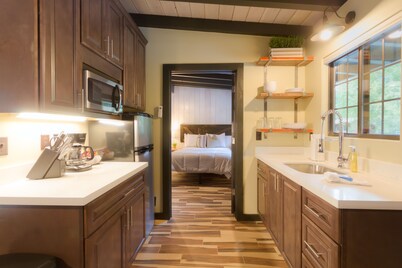 Modern cabin for 4 with views of the red rocks and next to Slide Rock State park