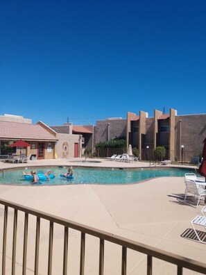 Una piscina al aire libre, una piscina climatizada