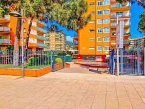 Property grounds - Apartment on the Paseo Marítimo 3 minutes from the beach, community pool, free Wi-Fi, excellent location, bars, restaurants and shops. Vivalidays Luis. (Santa Susana)