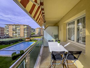 Outdoor dining - Apartment on the Paseo Marítimo 3 minutes from the beach, community pool, free Wi-Fi, excellent location, bars, restaurants and shops. Vivalidays Luis. (Santa Susana)
