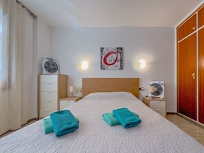 2 bedrooms, iron/ironing board, free WiFi, bed sheets