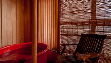 Deep-soaking bathtub