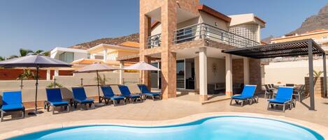 Ulkouima-allas, lämmitetty uima-allas, aurinkotuoleja