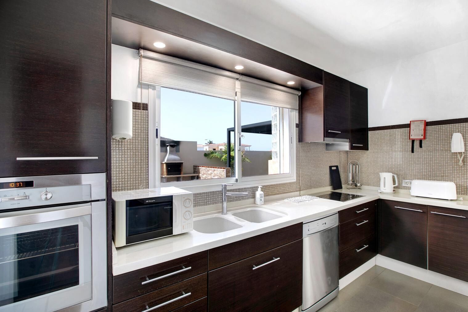 Frigorífico, microondas, horno y placa de cocina