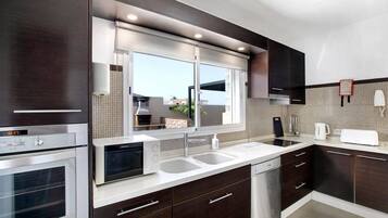 Frigorífico, microondas, horno y placa de cocina