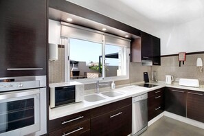 Frigorífico, microondas, horno y placa de cocina