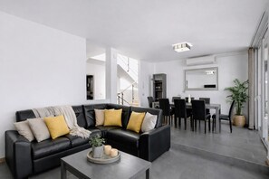 Smart TV, ping pong, books, stereo