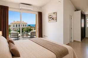 4 bedrooms, in-room safe, iron/ironing board, travel crib - Stunning contemporary villa featuring a private heated pool, expansive terrace☀️ (Adeje)