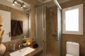 Banyera, assecador de cabells, bidet i tovalloles 