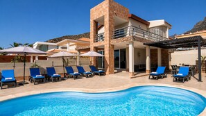 Piscine extérieure, piscine chauffée, chaises longues