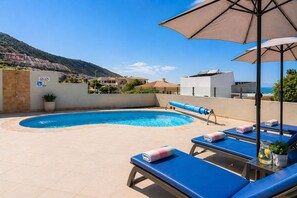 Outdoor pool, a heated pool, sun loungers - Stunning contemporary villa featuring a private heated pool, expansive terrace☀️ (Adeje)