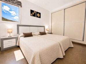4 bedrooms, in-room safe, iron/ironing board, travel crib - Stunning contemporary villa featuring a private heated pool, expansive terrace☀️ (Adeje)