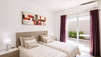 4 chambres, coffres-forts dans les chambres, fer et planche Ă repasser