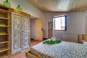 5 bedrooms, iron/ironing board, free WiFi, bed sheets