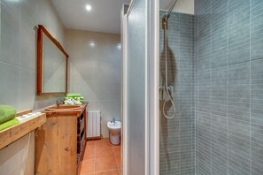 Ducha, secador de pelo, toallas