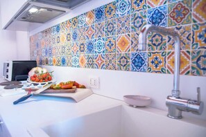 Fridge, oven, stovetop, dishwasher - Family apartment by Dimore in Sicily (Syracuse)