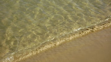 Chaises longues, serviettes de plage