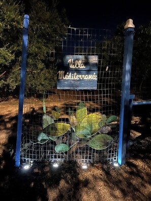 تفاصيل الفندق من الخارج