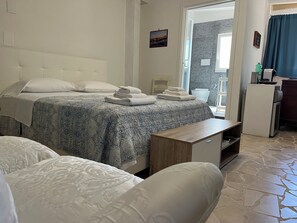 1 habitación, tabla de planchar con plancha y cuna de viaje 