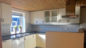 Kaffetrakter/tekoker, kjøleskap, ovn og kokeplater