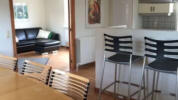 Télévision, cheminée, livres