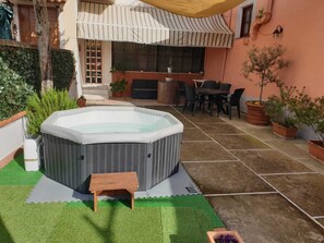 Outdoor dining - Il Nespolo, Private newly-refurbished 3 bedroom apartment with large terrace, air-conditioning, outd... (Vico Equense)