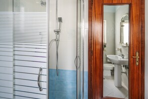 Shower, hair dryer, bidet, towels - Il Nespolo, Private newly-refurbished 3 bedroom apartment with large terrace, air-conditioning, outd... (Vico Equense)