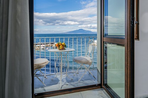 Private apartment, panoramic balcony with a view of the sea in Sorrento