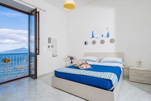 1 bedroom sea view beach apartment in Sorrento for up to 4 people