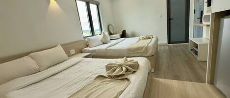 Chambre Quadruple Deluxe | Minibar, bureau, fer et planche à repasser, Wi-Fi gratuit