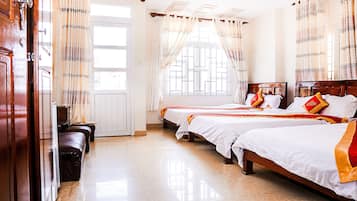 Minibar, bàn, bàn ủi/dụng cụ ủi quần áo