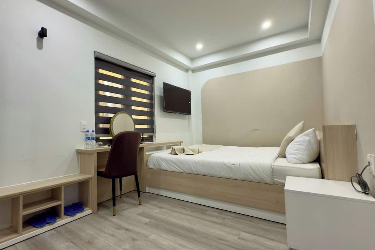 Phòng đôi Deluxe | Minibar, bàn, bàn ủi/dụng cụ ủi quần áo