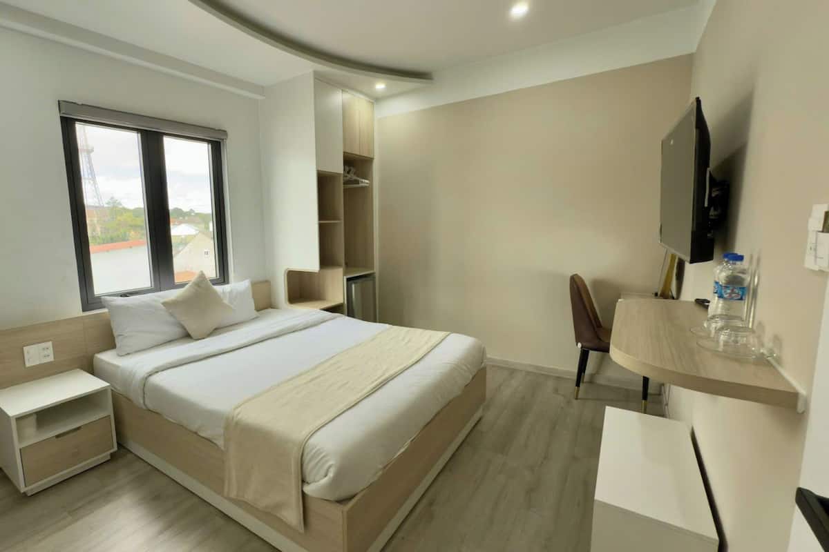 Phòng đôi Deluxe, 1 giường cỡ queen, quang cảnh thành phố | Minibar, bàn, bàn ủi/dụng cụ ủi quần áo