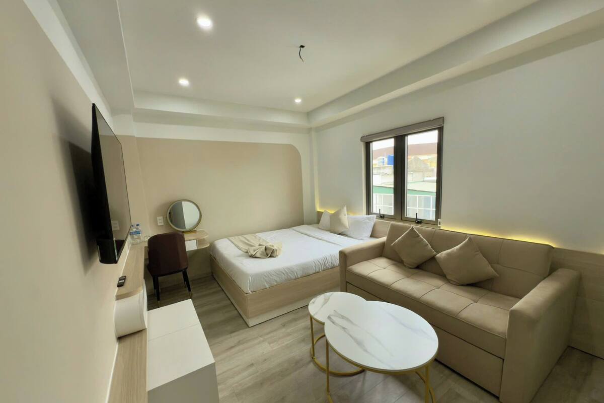 Phòng đôi Deluxe, 1 giường cỡ queen và sofa giường | Minibar, bàn, bàn ủi/dụng cụ ủi quần áo