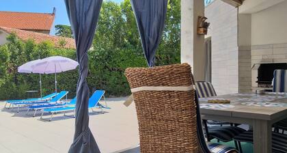 Wunderschönes Ferienhaus mit Pool & Whirlpool, Grill, 400m zum Strand, WLAN