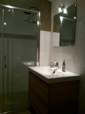 Douche, séchoir à cheveux, bidet, serviettes fournies