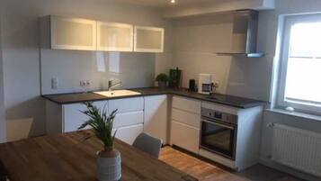 Fridge, oven, stovetop, dishwasher