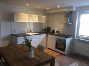 Fridge, oven, stovetop, dishwasher