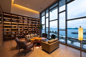 Library - DARAKHYU Yeosu Capsule Hotel by WALKERHILL (Yeosu)