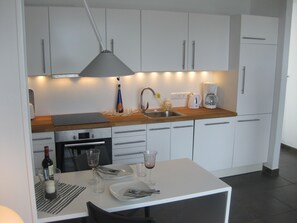 Refrigerador, parrilla de estufa, lavavajillas y cafetera y tetera 