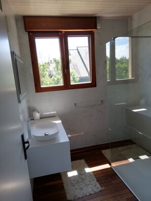 Bathtub, hair dryer, towels, toilet paper - nice quiet house (Quimper)