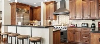 Luxury DIRECT condo to ski slope access! The BEST Ski in/out Hummingbird Lodge