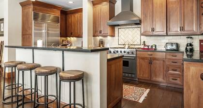 Luxury DIRECT condo to ski slope access! The BEST Ski in/out Hummingbird Lodge