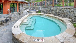 Un jacuzzi con indicador de profundidad de 1 metro 47 centímetros y un cartel de prohibido bucear.
