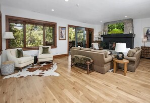 Smart TV, fireplace, DVD player